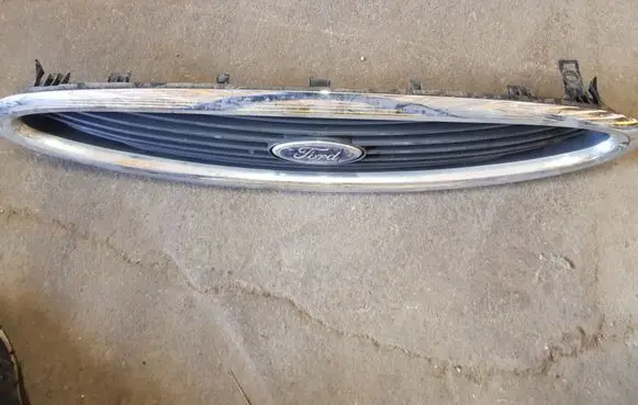 Ford Mondeo MK II Front bumper upper radiator grill 96BG8200C
