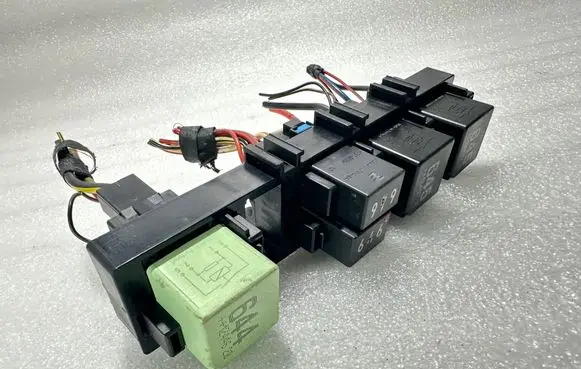 Volkswagen PASSAT B7 Fuse module 7N0937503A 4H0951253C