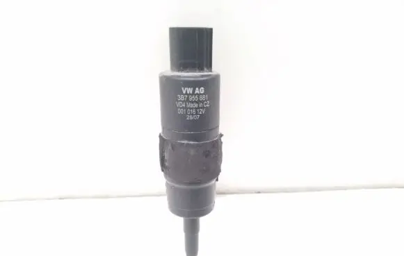 Volkswagen PASSAT B6 Headlight washer pump 3B7955681