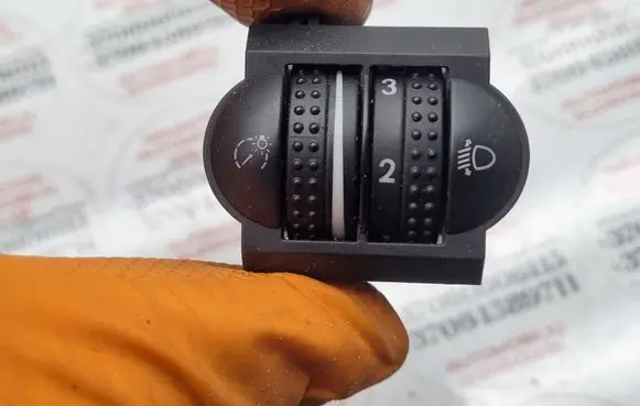 Volkswagen Touareg I Headlight level height control switch 7L6941333F