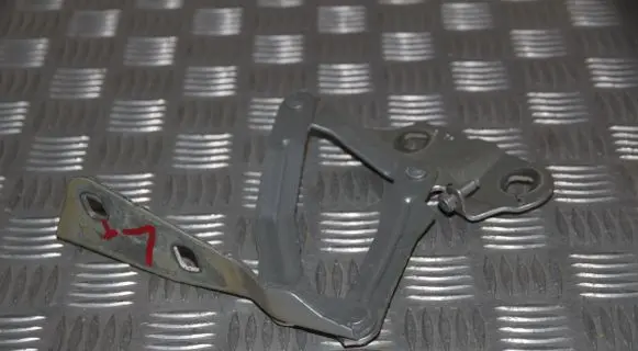 Engine bonnet/hood hinges