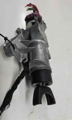 Volkswagen PASSAT B5 Ignition lock 4D0905851