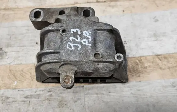 Volkswagen PASSAT B6 Engine mount bracket 1K0199262