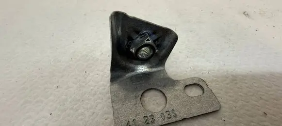 Fender mounting bracket