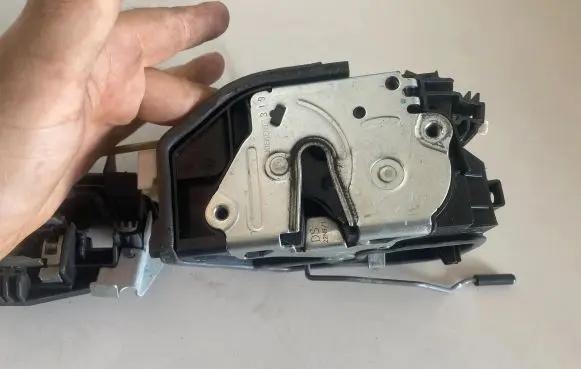 BMW X1 E84 Front door lock A053702 7202144