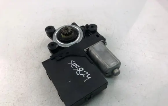 Volvo C30 Front door window regulator motor 979037100