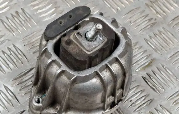 BMW X1 E84 Engine mount bracket 6768853 915180313