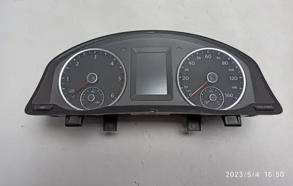 Volkswagen Tiguan Speedometer (instrument cluster) 5N0920972A