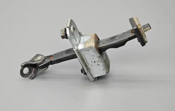 Hyundai i30 Front door check strap stopper