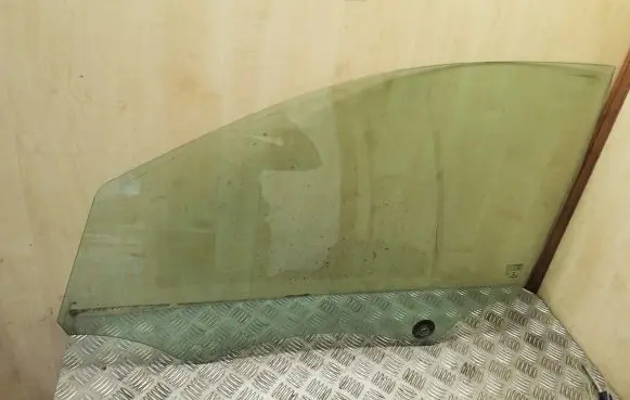 Peugeot 308 Front door window glass four-door