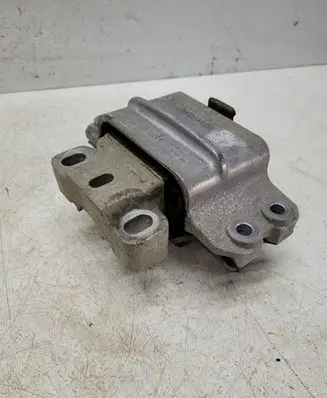 Volkswagen PASSAT B6 Engine mount bracket 3C0199555