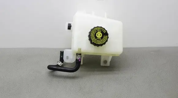 Lexus RX 450H Brake fluid reservoir 
