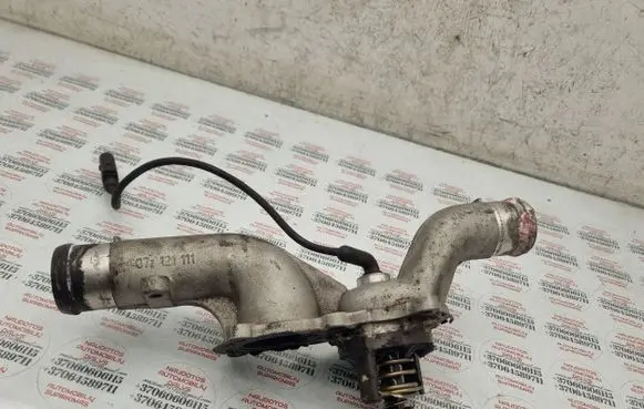 Volkswagen Touareg I Thermostat/thermostat housing 07Z121111