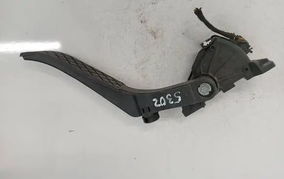 Accelerator throttle pedal