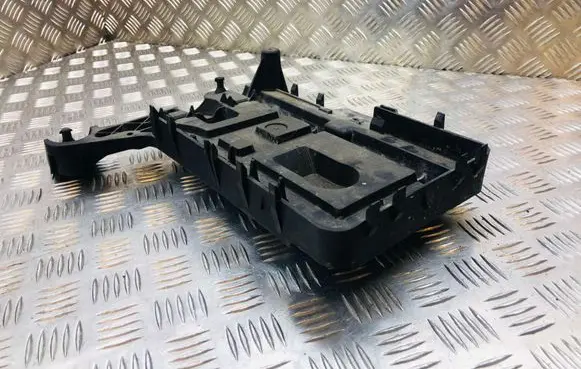 Volkswagen PASSAT B6 Battery tray 1K0915333