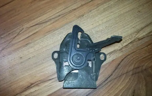 Mazda 626 Engine bonnet/hood lock/catch