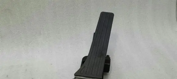 Mercedes-Benz E C207 W207 Accelerator throttle pedal A2043000204