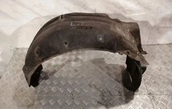 Toyota Avensis T270 Front arch 