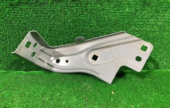 Renault Clio V Fender mounting bracket 631405428R