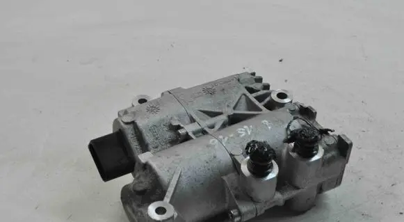 BMW 3 E92 E93 Oil pump 7573748