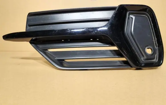 Volvo XC90 Front bumper upper radiator grill 313631383839
