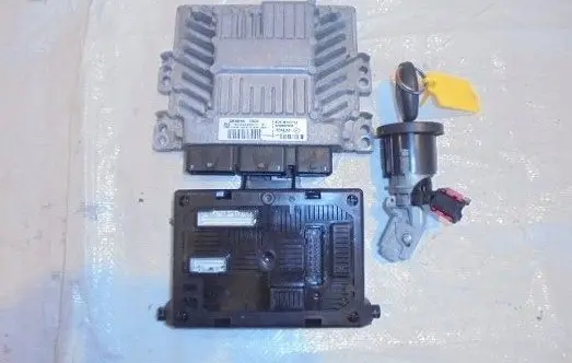 Renault Modus Engine control unit/module 8200843713