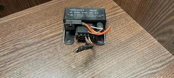 Mercedes-Benz A W168 Glow plug pre-heat relay 0255452832 899075000