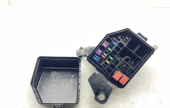 Toyota RAV 4 (XA50) Fuse box set 8266242671