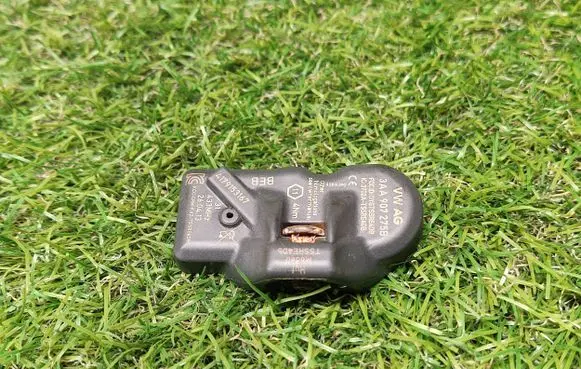 Volkswagen PASSAT B7 Tire pressure sensor 3AA907275B