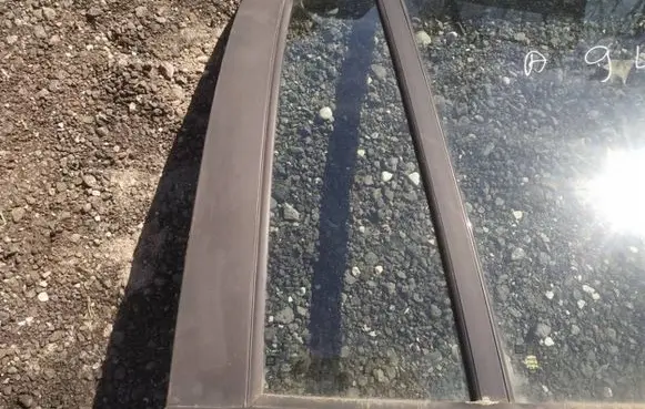 Rear vent window glass