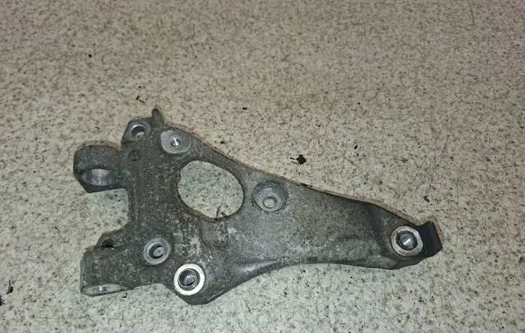 Citroen DS4 Engine mounting bracket 9672950980