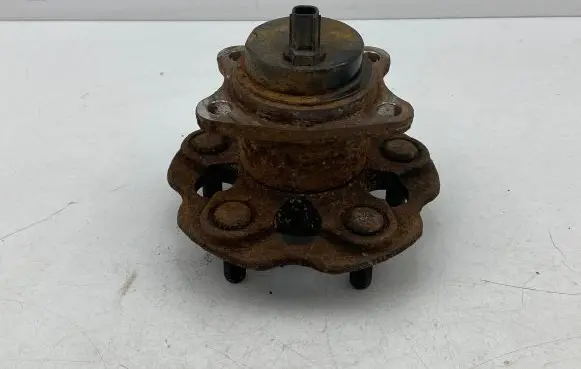 Toyota Prius+ (ZVW40) Rear wheel hub