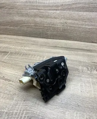 Volkswagen PASSAT B6 Front door lock 3C1837016A