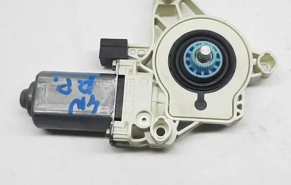 Volkswagen PASSAT B8 Front door window regulator motor 4K0959801