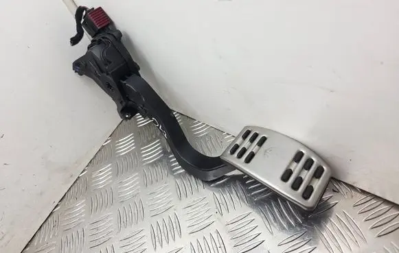 Accelerator throttle pedal
