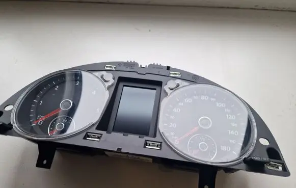 Volkswagen PASSAT B7 Speedometer (instrument cluster) 3C8920970AX