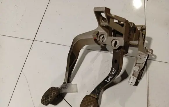 Audi A6 S6 C5 4B Brake pedal 8D1721117N