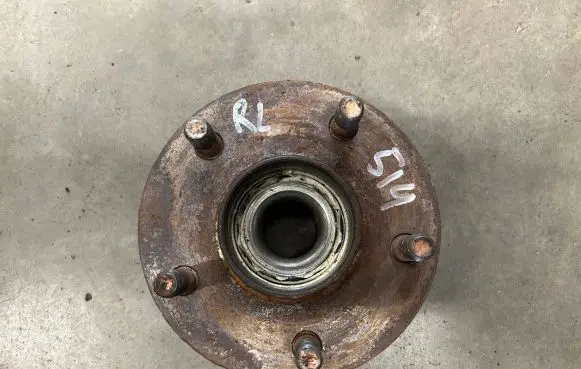 Nissan Primera Front wheel hub