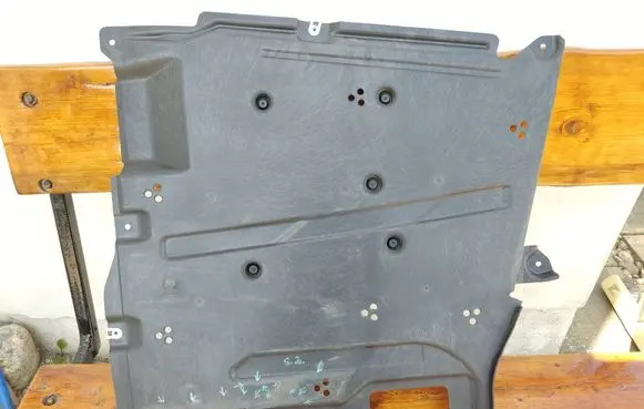 BMW 3 G20 G21 Fuel tank bottom protection 7435570 51757435570