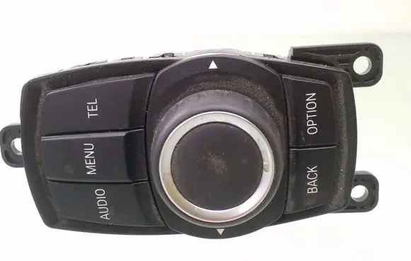 Head unit multimedia control