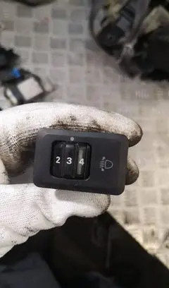 Mitsubishi Pajero Sport I Headlight level height control switch