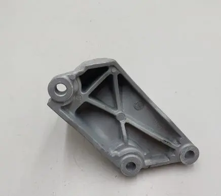 Nissan Leaf II (ZE1) Engine mounting bracket