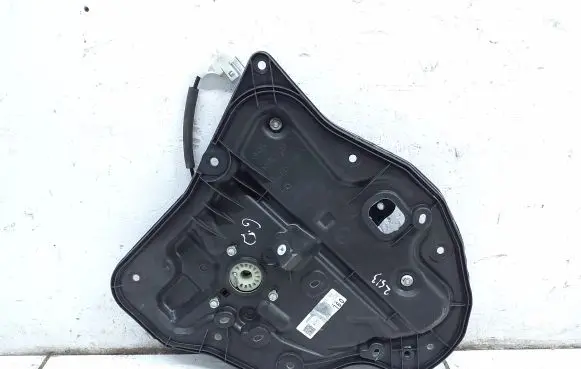 Rear window lifting mechanism without motor