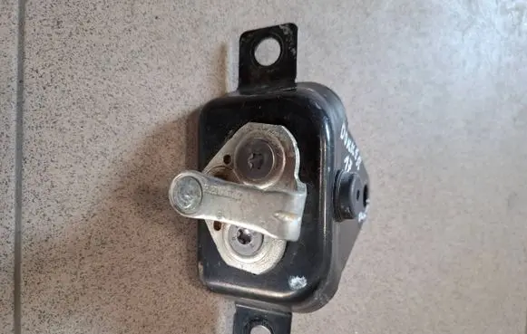 Dacia Dokker Tailgate/trunk/boot lock/catch/latch 825704845R
