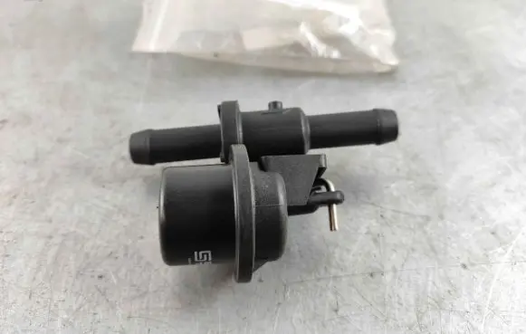 Volvo 940 Coolant heater control valve 9447896
