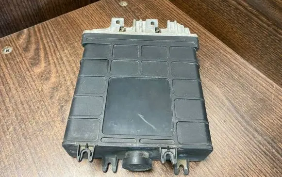 Volkswagen Golf III Engine control unit/module 028906021 0281001170