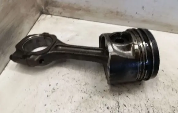 Hyundai Santa Fe Piston with connecting rod