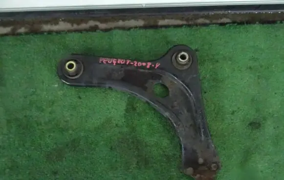 Peugeot 2008 I Front lower control arm/wishbone