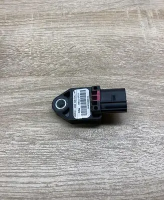 Toyota Avensis T250 Airbag deployment crash/impact sensor 8983305010 064304381E