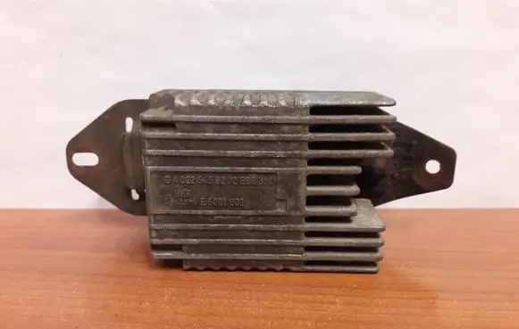 Mercedes-Benz E W210 Coolant fan relay 7075 A0225456232